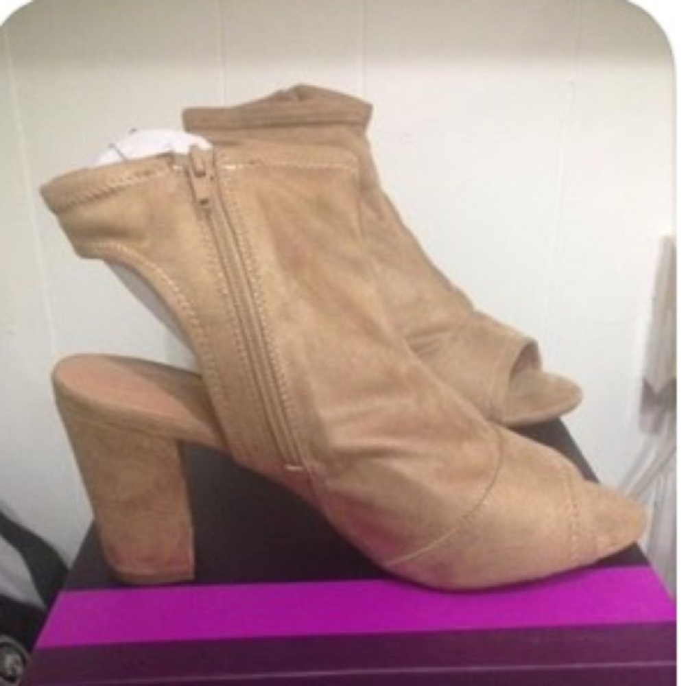 10w bnwt booties